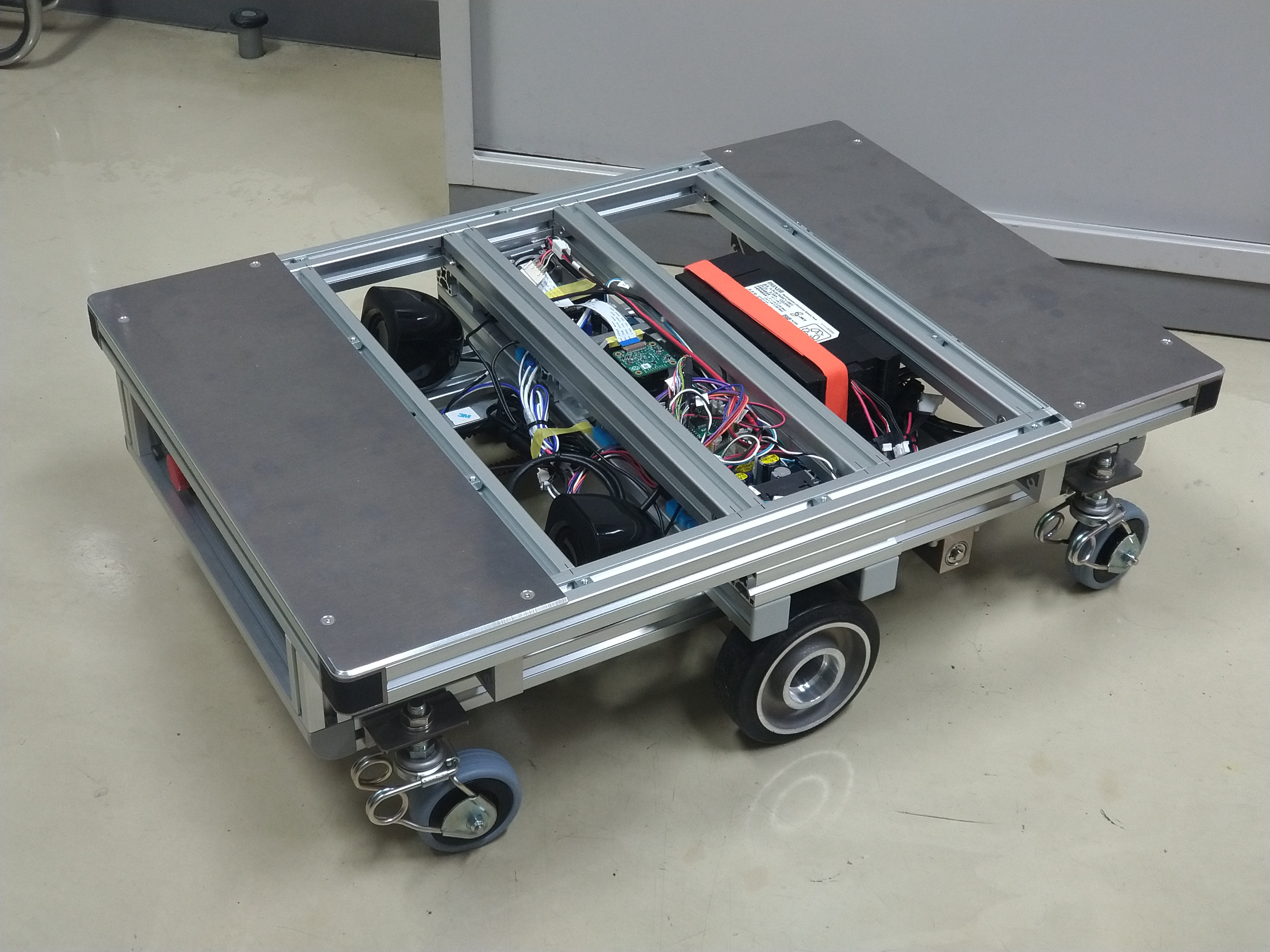 無人搬送車の試作機